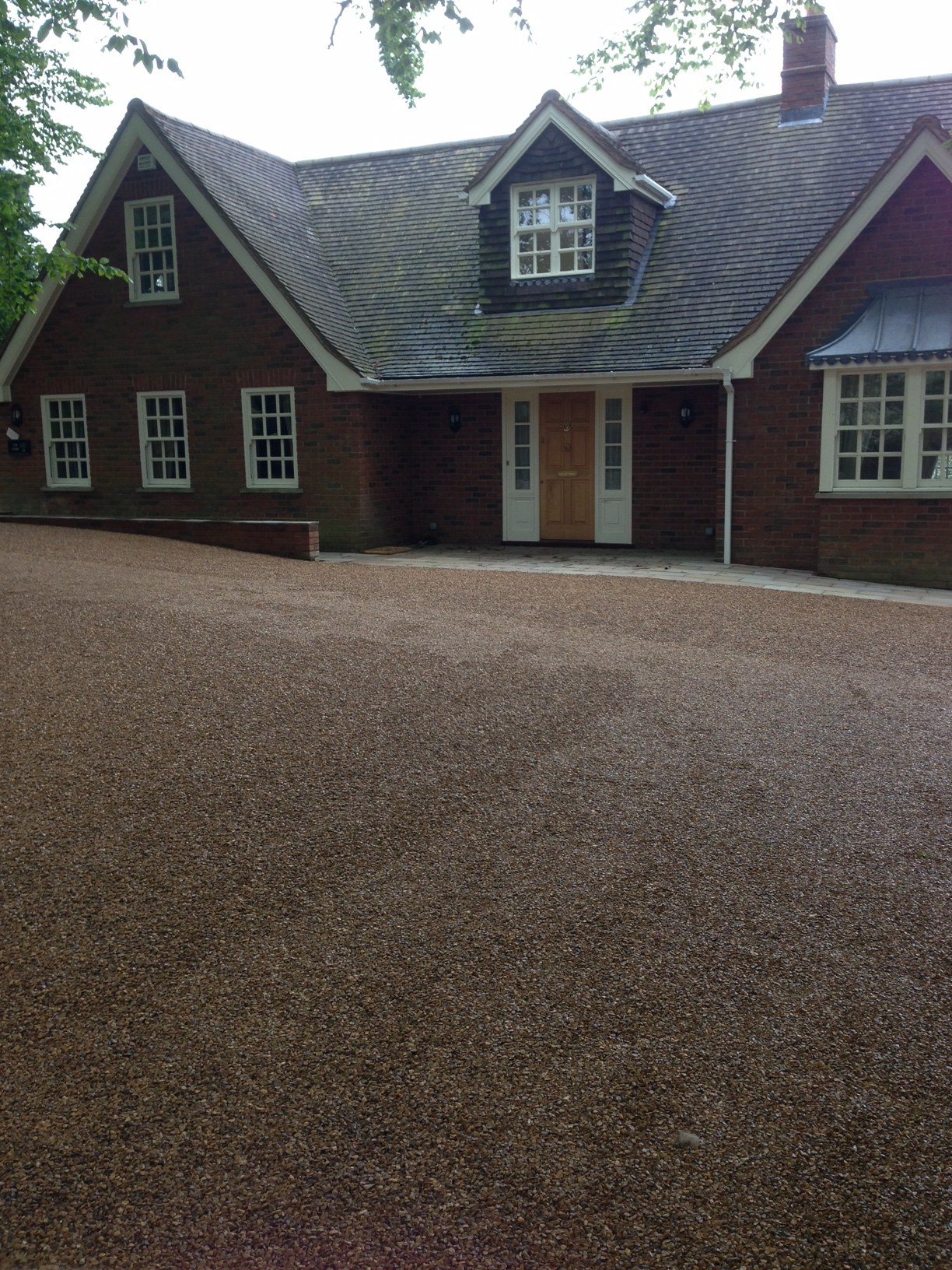 Gravel frontage to a dormer cottage